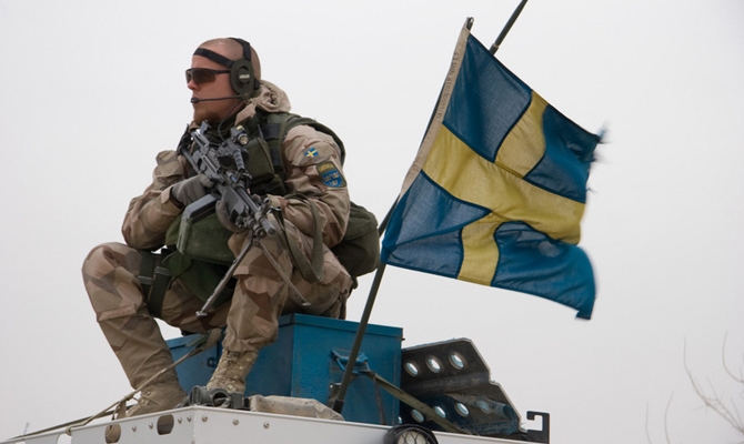 Швеция возобновляет призыв в армию для мужчин и женщин
