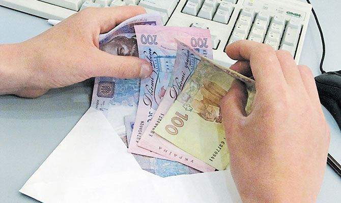 Чтобы соответствовать уровню 2013 года, минимальная зарплата должна быть 2300 гривен, - экс-глава НБУ