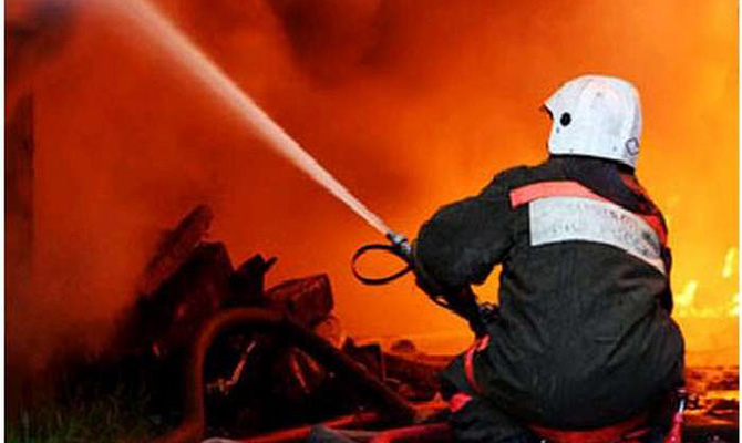 В Киеве спасатели эвакуировали 37 человек из горящей девятиэтажки, трое госпитализированы