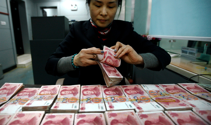 Центробанк Китая ослабил курс юаня до шестилетнего минимума