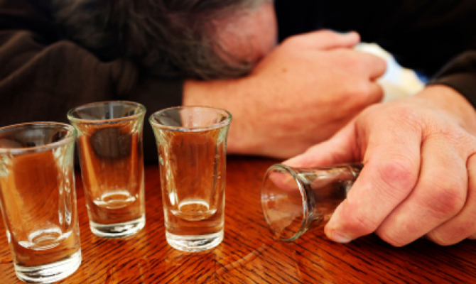 Количество погибших от отравления суррогатным алкоголем возросло до 63 человек