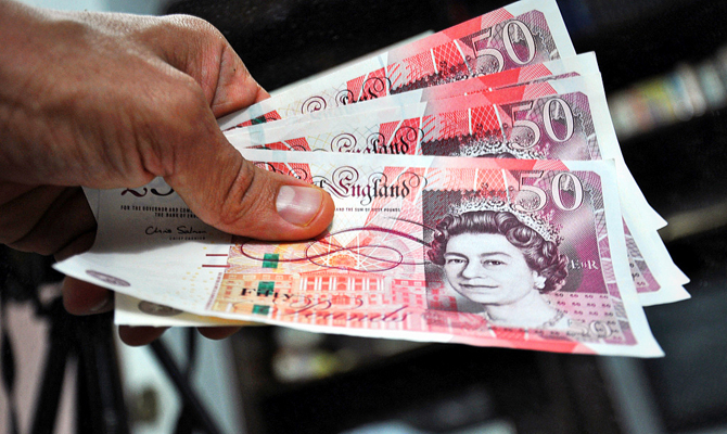 Фунт в паре с долларом в октябре потерял около 6%