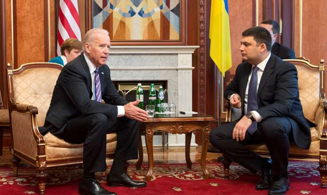 Гройсман и Байден обсудили процесс реформ в Украине