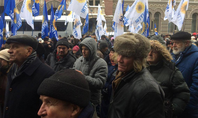 В Киеве под НБУ снова собрались протестующие