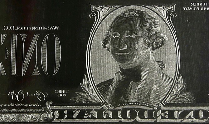 Доллар на черном рынке подорожал в покупке, но немного подешевел в продаже