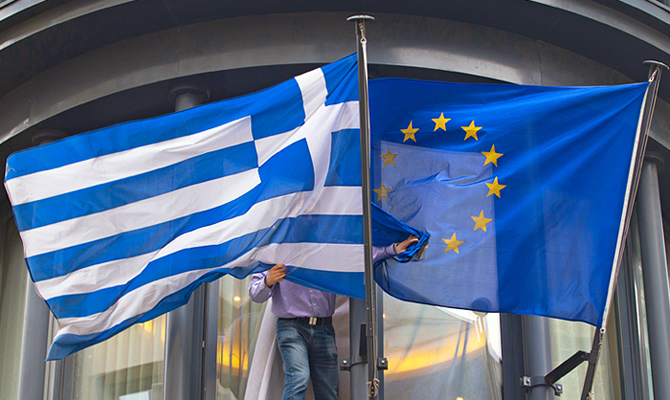 ЕС приостановил оказание финансовой помощи Греции