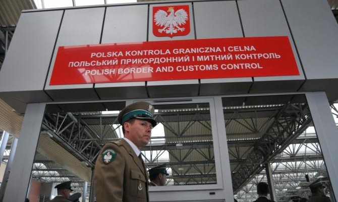 В очередях на границе с Польшей простаивают 1345 авто