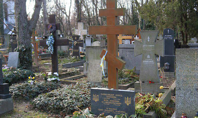 Президент поручил МИД вмешаться в ситуацию вокруг могилы Александра Олеся в Чехии