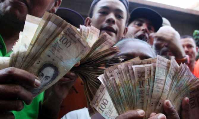 Венесуэлу спасают от инфляции повышением зарплат и пенсий
