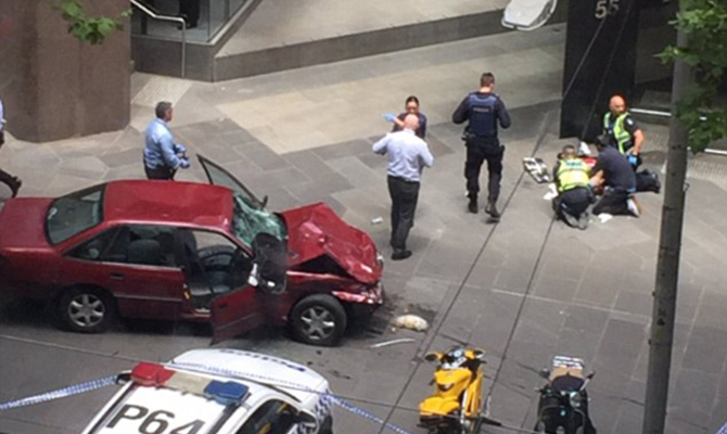 В Мельбурне автомобиль въехал в толпу, есть погибшие и раненые
