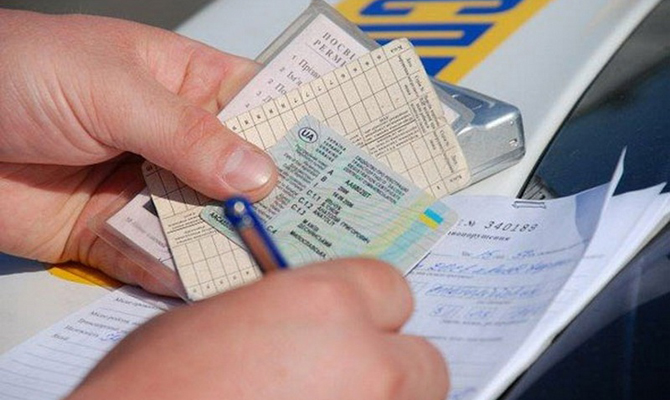 Экзамены на водительские права будут сдавать по новым билетам