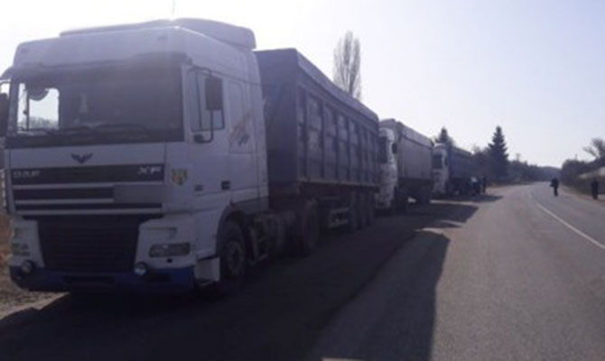 В разных областях Украины заблокировали около 50 грузовиков с львовским мусором