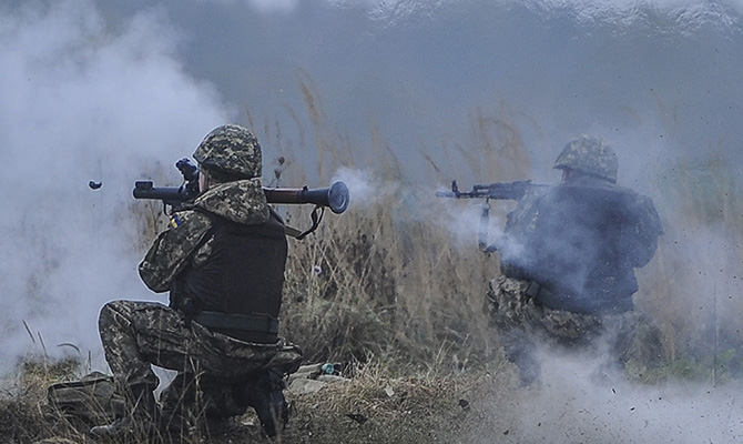Боевики обстреляли силы АТО в районе Троицкого, погиб военный, - штаб
