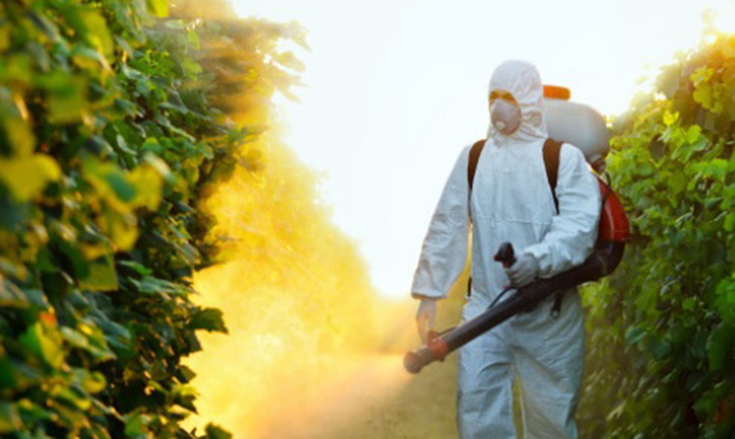 Еврокомиссия хочет полностью запретить использование опасных пестицидов