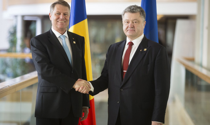 Порошенко обсудил с президентом Румынии реверс газа