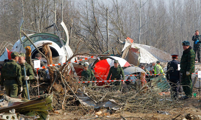 Польские следователи считают, что самолет с Качиньским распался еще в воздухе