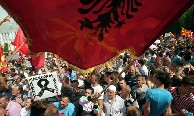 В Македонии протестующие захватили здание парламента и напали на депутатов