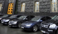 Кабмин отменил ограничения расходов посольств на покупку авто и техники
