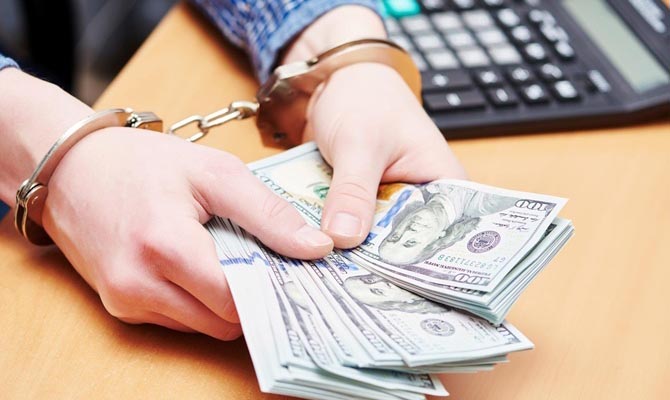 В Сумской обл. сотрудник НАБУ с сообщником задержаны за взятку в сумме 150 тыс. долларов