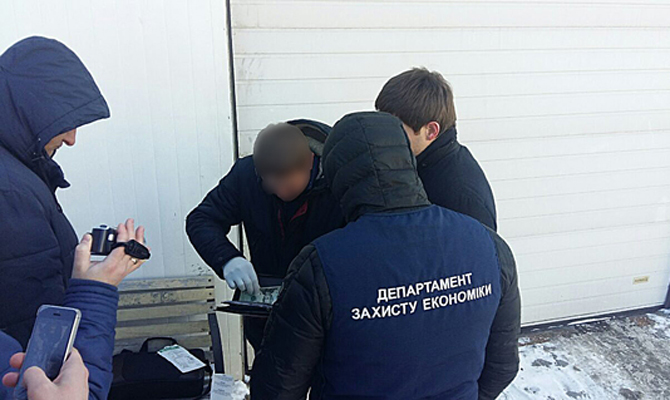 В Харькове полиция задержала на взятке сотрудника ГФС