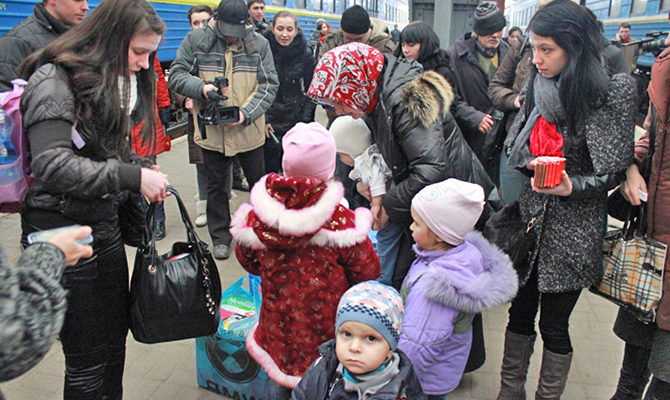 В Украине насчитывается почти два миллиона переселенцев, - Парубий