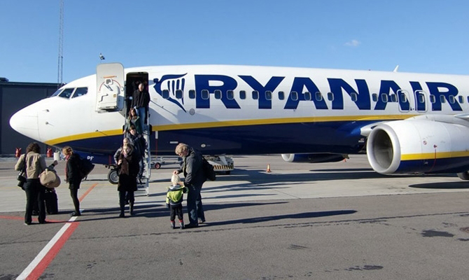 Гройсман может временно разрешить лоукосту Ryanair летать из «Борисполя»