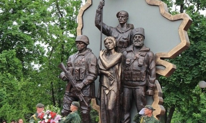 РосСМИ: В центре Луганска неизвестные взорвали памятник боевикам