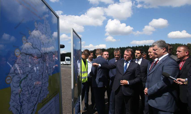 Порошенко пообещал выделить 30 млрд гривен на ремонт украинских дорог