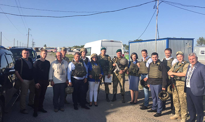 Депутаты парламента Венгрии посетили зону АТО на Донбассе и линию фронта