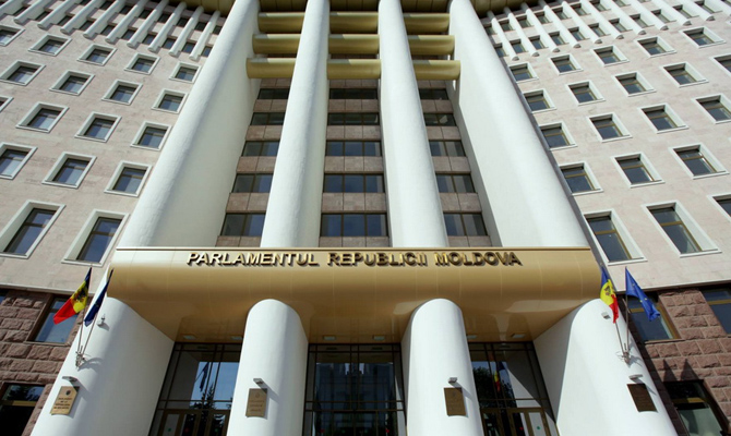 В Молдавии парламент повторно принял 12 отклоненных президентом законов