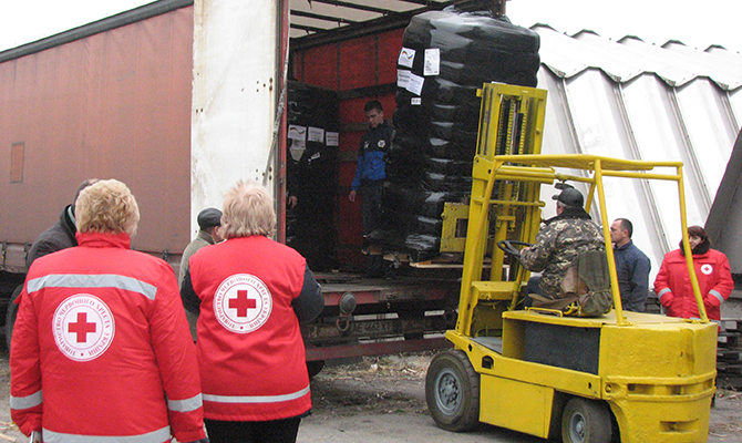 Красный Крест доставил на Донбасс 11 грузовиков с гуманитарной помощью