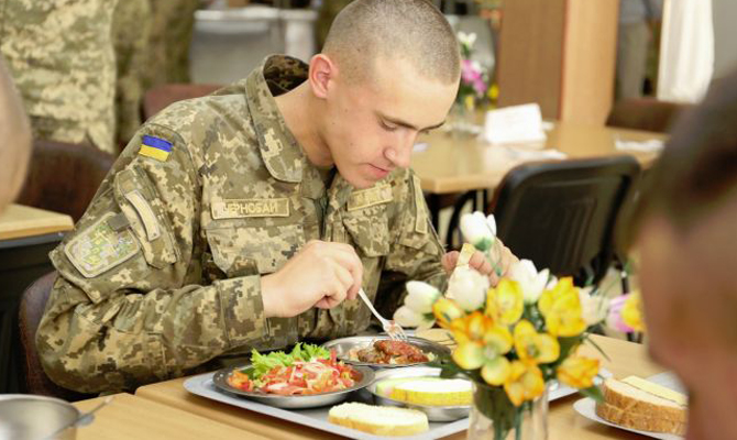 Минобороны наказало 20 чиновников за плохое питание для военных