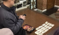 Киевского таможенника поймали на получении взятки в метро