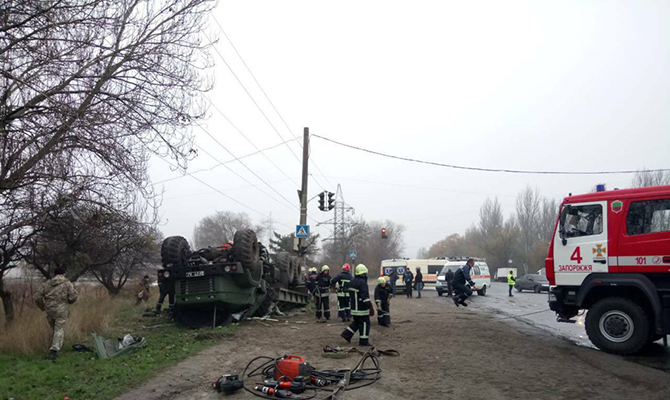В Запорожье перевернулся грузовик с военными, один человек погиб