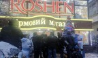 Сторонники Саакашвили побили магазин «Рошен» близ СИЗО СБУ