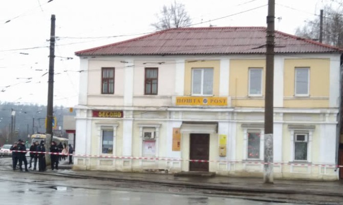 В Харькове неизвестный со взрывчаткой захватил отделение «Укрпочты» и взял заложников