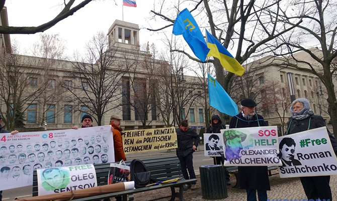 В Берлине пикетировали посольство РФ в защиту крымских татар