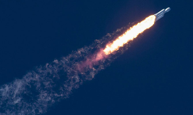 Запуск Falcon Heavy: Что удалось, что нет, и что будет дальше