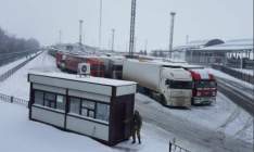 На границе с Россией застряли 150 грузовиков