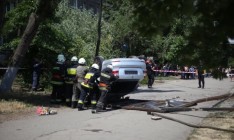 В Днепре авто влетело в остановку, один человек погиб