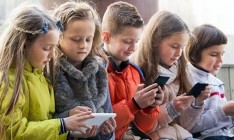 Во Франции запретили пользоваться мобильными телефонами в школе
