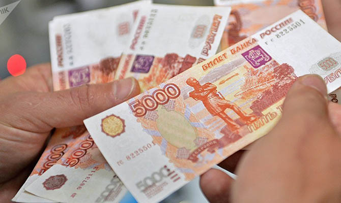 Российский рубль упал до минимума за 2,5 года