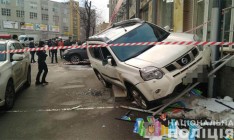 В Киеве банда расстреляла внедорожник и забрала сумку с деньгами