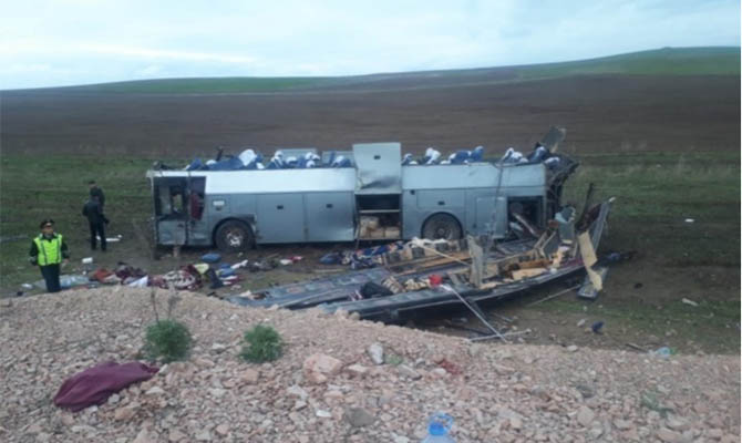 В Казахстане перевернулся пассажирский автобус – погибли 11 человек