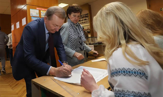 Кучма проголосовал и на избирательном участке дал совет новому президенту