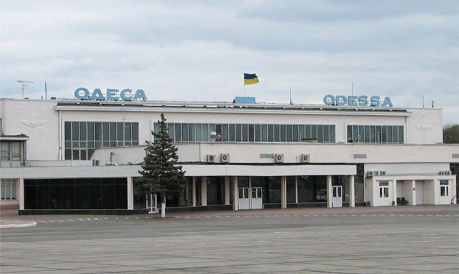 Аэропорт «Одесса» отменил все рейсы из-за поломки самолета на взлетно-посадочной полосе