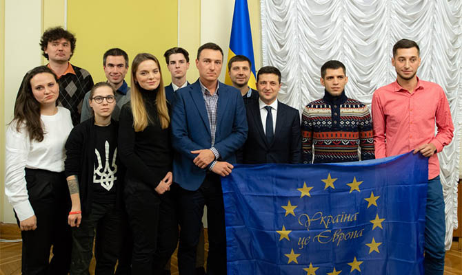 Зеленский встретился с участниками Евромайдана и пообещал не предавать Украину