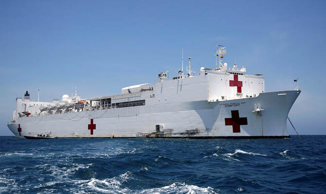 В гавань Нью-Йорка прибыл плавучий госпиталь ВМС США