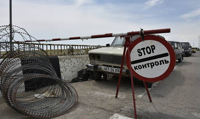 Украина до конца месяца запретила въезд и выезд с территории Крыма