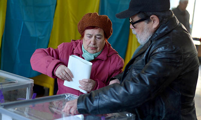 В Украине открылись участки для голосования на местных выборах